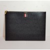 THOM BROWNE(톰브라운) MAC021L 00198 001 삼선탭 클러치