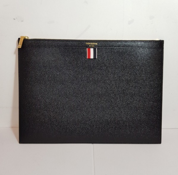 THOM BROWNE(톰브라운) MAC021L 00198 001 삼선탭 클러치