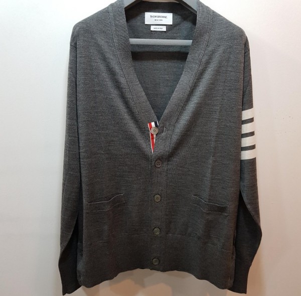 THOM BROWNE(톰브라운) MKC002A Y1014 038메리노 완장 가디건