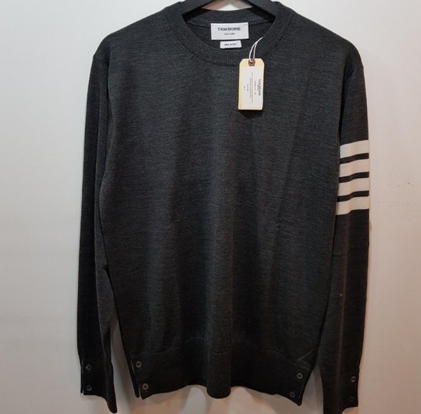 THOM BROWNE(톰브라운) MKA002A Y1014 022사선완장 맨투맨