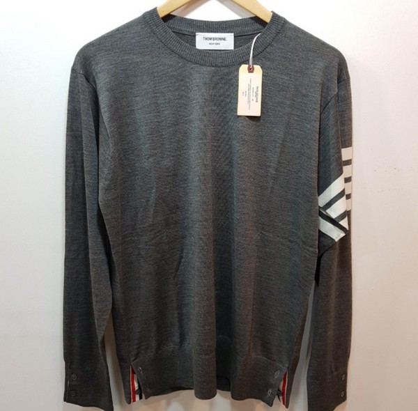 THOM BROWNE(톰브라운) MKA002A Y1014 038 사선완장 맨투맨